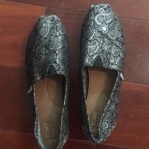 Toms black and silver paisley print